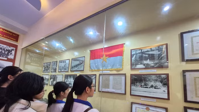 Nhiều học sinh lặng người trước những 'Quyết tâm thư', 'Đơn tình nguyện' ra chiến trường viết bằng cả tâm can người lính.