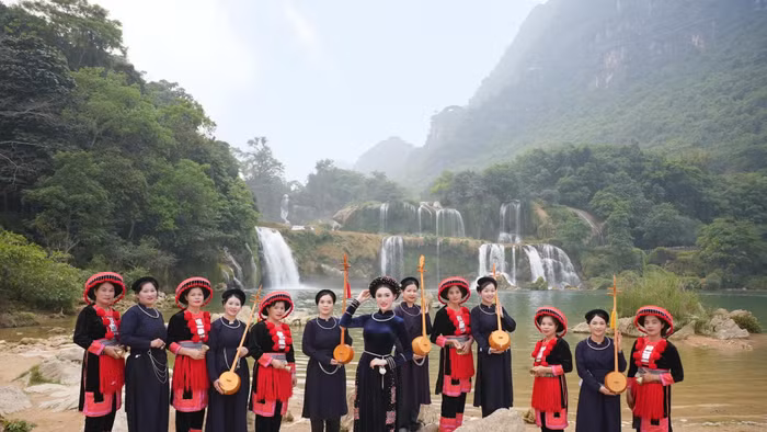 Ca sĩ trẻ Hoàng Yến và các diễn viên tham gia MV.