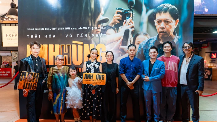 Ê-kíp làm phim 'Anh hùng' trong buổi showcase chuẩn bị cho chiếu rạp dịp lễ 30/4.