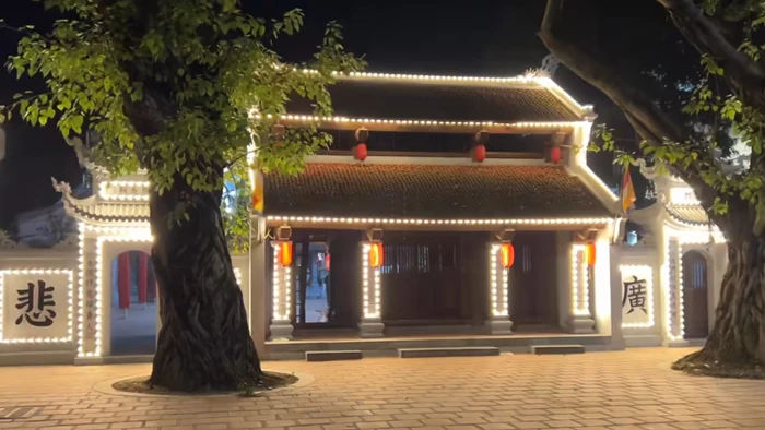 Tam quan chùa Đại Bi về đêm.