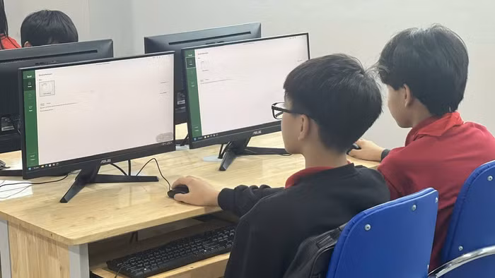 Thời gian nghỉ hè là lúc các em học sinh, sinh viên sử dụng mạng xã hội nhiều hơn so với trong năm học. Ảnh minh họa: Đình Tuệ