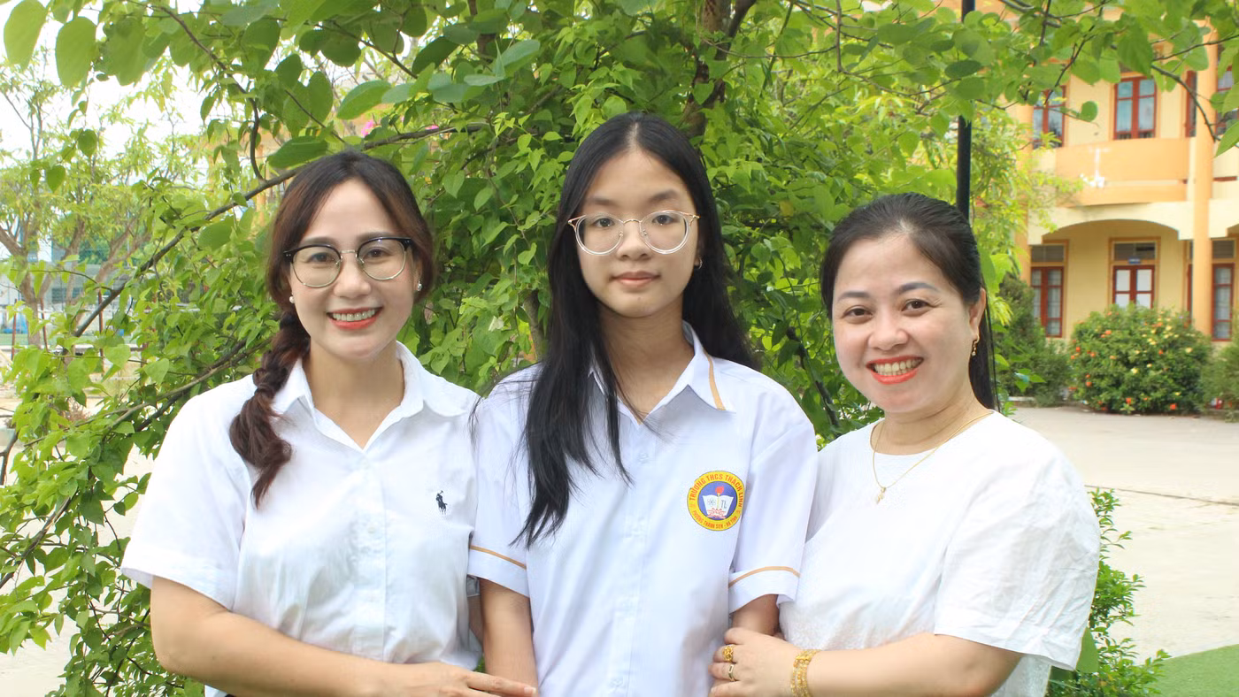 Nguyễn Diệp Ngân (THCS Thạch Linh, Hà Tĩnh) cùng cô giáo và mẹ.