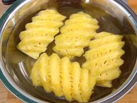 Nước muối làm dứa trở nên ngon hơn. (Ảnh: ITN).