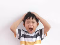 Những biến động cảm xúc của trẻ thường khiến cha mẹ cảm thấy bất lực. (Ảnh: ITN).