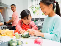 Ý thức chủ động làm việc nhà sẽ sớm dạy trẻ tự lập, tự chăm sóc bản thân và có trách nhiệm. (Ảnh: ITN).