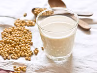 Sữa đậu nành là thức uống giàu protein thực vật và chất xơ. (Ảnh: ITN)