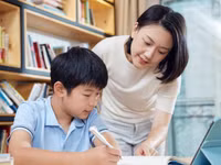 Bảng điểm trông có vẻ chỉ là một con số, một tờ giấy, nhưng lại mang trên đó những kỳ vọng vô tận của các bậc cha mẹ. (Ảnh: ITN).