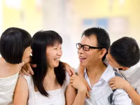 Thái độ của trẻ cũng dạy cho cha mẹ cách vượt qua những rắc rối trong cuộc sống. (Ảnh: ITN).