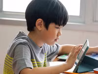 Nhiều bậc cha mẹ khi thấy con chơi điện thoại, phản ứng đầu tiên là chỉ trích. (Ảnh: ITN).