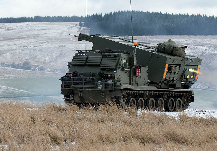 Hệ thống tên lửa M270 của Anh có khả năng mang theo 2 tên lửa đạn đạo ATACMS. mlrs-firing-on-the-ranges-at-otterburn-mod-45158572.jpg