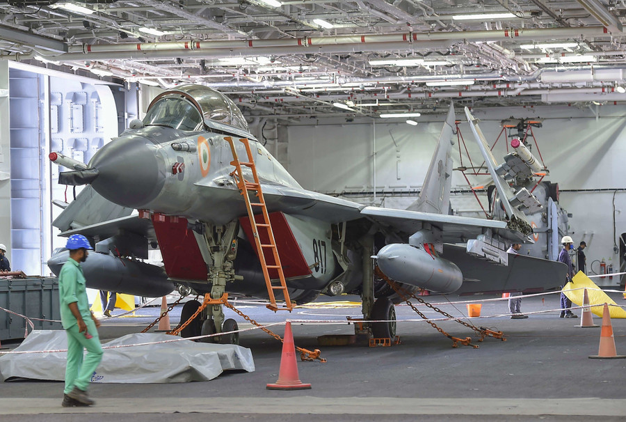 Tàu sân bay Ấn Độ có kích thước nhỏ, chỉ phù hợp với tiêm kích hạng nhẹ như MiG-29K. mig-29k-aircraft-navy-1665555026269.jpg