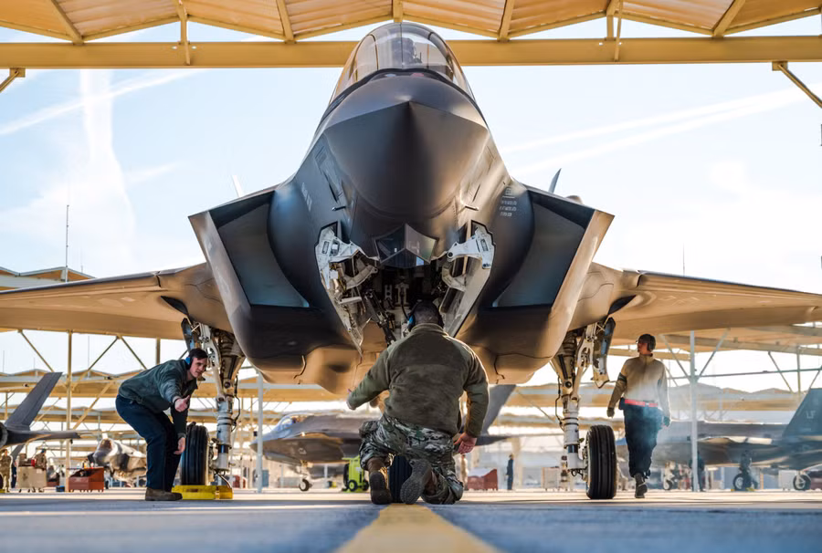 Mỹ phải nhận hàng trăm tiêm kích F-35 'không có khả năng chiến đấu'