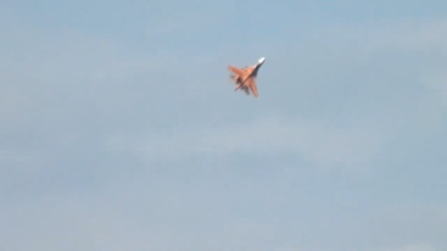 Một máy bay ném bom Su-34M với màu ngụy trang sa mạc được phát hiện. militarnyi-videonews-polit-vynyshhuvacha-bombarduvalnyka-su-34-u-kamuflyazhi-jmovirno-povitryanyh-syl-alzhyru-c5uiwsp-j84-1536x864-0m02s.png