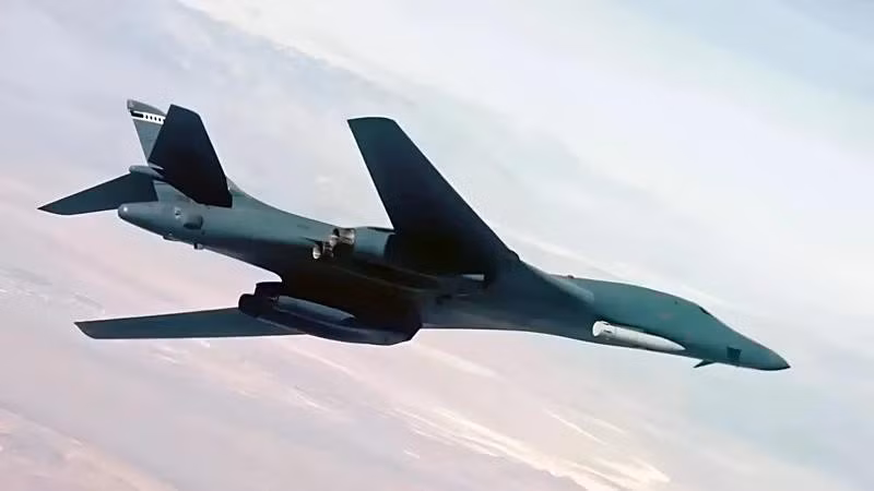lan-dau-cong-bo-hinh-anh-b-1b-lancer-mang-ten-lua-sieu-vuot-am.jpg