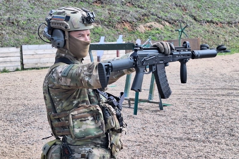 Kalashnikov trình diễn AK-12K được phát triển theo kinh nghiệm chiến trường. 20250514-140649-b7f.jpg