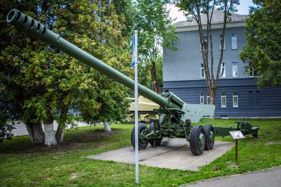 artylerijska-ustanovka-2a36-gyatsynt-b-v-muzeyi-natsionalnogo-universytetu-oborony-ukrayiny-6814.jpg