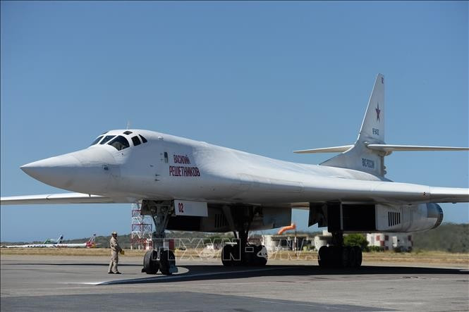 Máy bay ném bom chiến lược Tu-160 của Nga đã 3 lần hạ cánh xuống Venezuela. mb.jpg