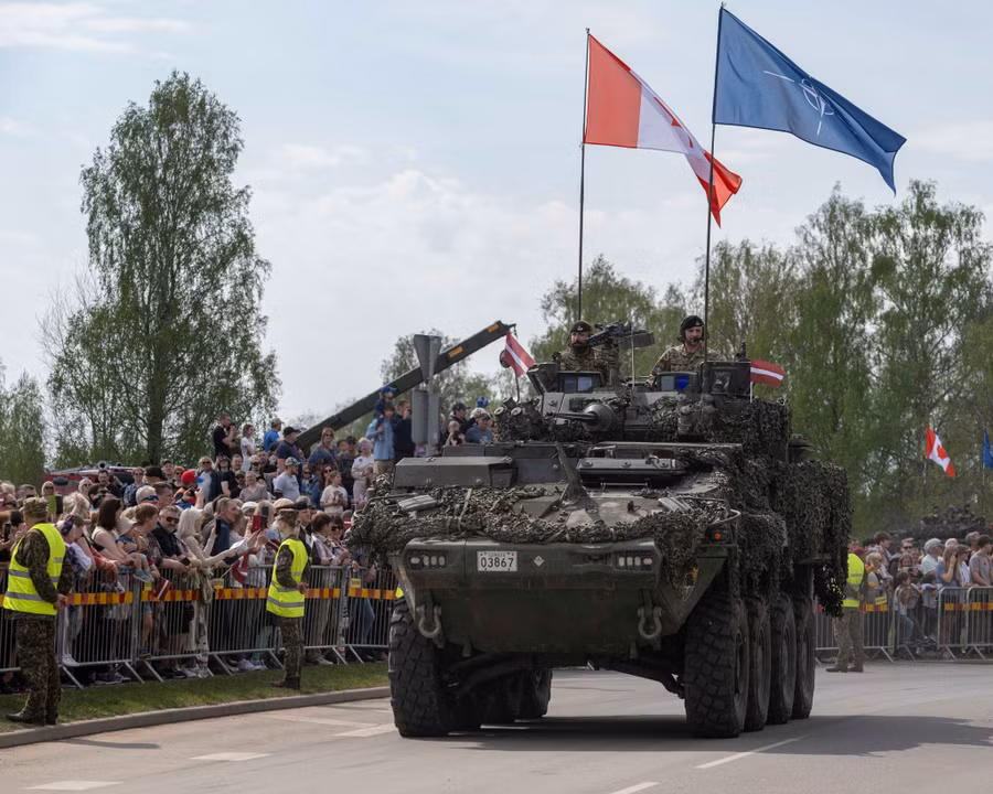 kanadskyj-btr-na-paradi-v-chest-dnya-vidnovlennya-nezalezhnosti-latviyi-v-ajzkraukle-5-travnya-2026-rokufoto-kaprala-pitera-grivza-mnb-lva-images.jpg