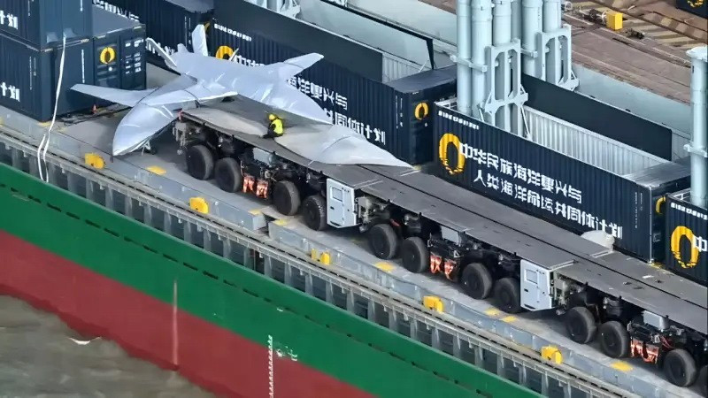 Trung Quốc hoán cải tàu container phương tiện mang máy bay chiến đấu