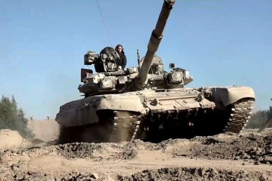 Xe tăng T-90 với cấu hình hiếm gặp xuất hiện