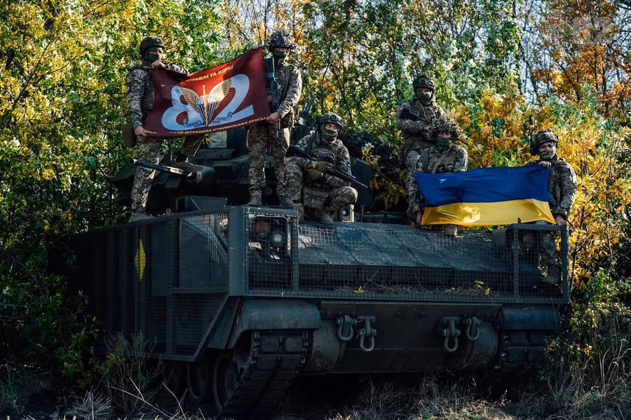 Lính dù Bukovina đột phá chiến trường với xe chiến đấu bộ binh M2 Bradley