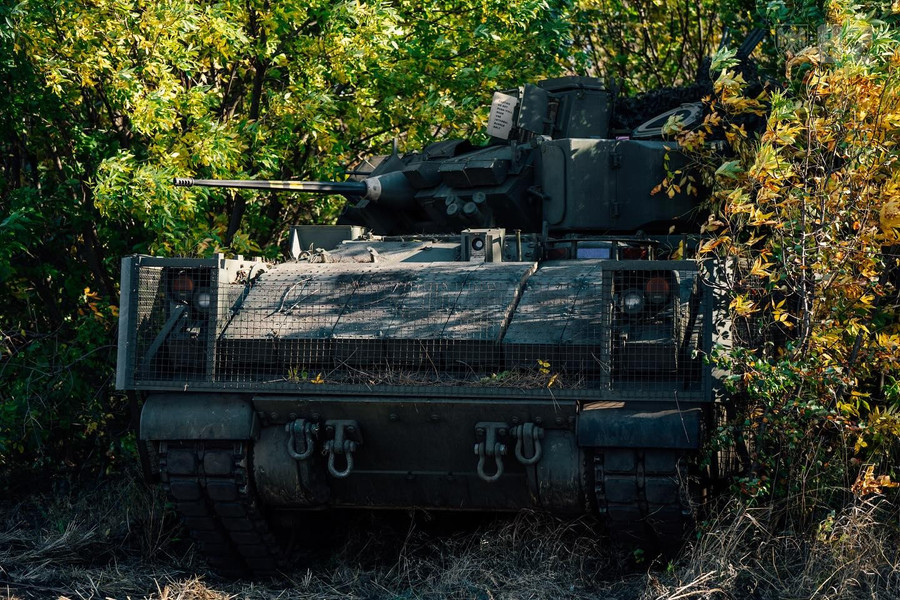 Xe chiến đấu bộ binh Bradley đang phục vụ trong Lữ đoàn 82 của Lực lượng vũ trang Ukraine. bmp-bradley-82-yi-brygady-dshv-zsu.jpg