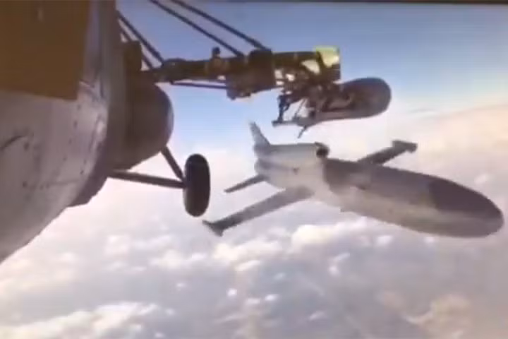 Máy bay không người lái Dan-M gây bất ngờ khi được phóng từ trực thăng Mi-8