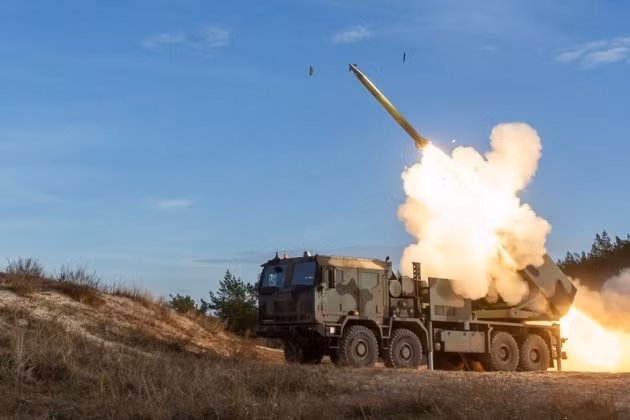 Ba Lan lần đầu bắn đạn thật từ hệ thống Homar-K MLRS 