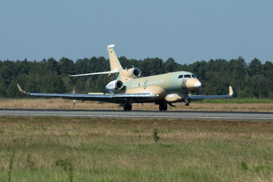 Máy bay trinh sát điện tử Dassault Archange của Không quân Pháp trong lần cất cánh đầu tiên. gwujrqfxsaazsrv.jpg