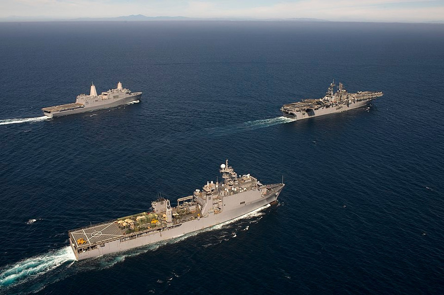 Hải quân Mỹ huy động lực lượng hùng hậu để... chống buôn bán ma túy. 960px-us-navy-111010-n-kd852-492-the-amphibious-dock-landing-ship-uss-pearl-harbor-lsd-52-front-the-amphibious-assault-ship-makin-island-uss-makin-is.jpg