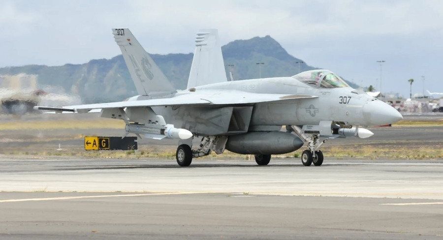 Tiêm kích F/A-18E với tên lửa AIM-174B. f1d6863a0f5bd64c.jpg