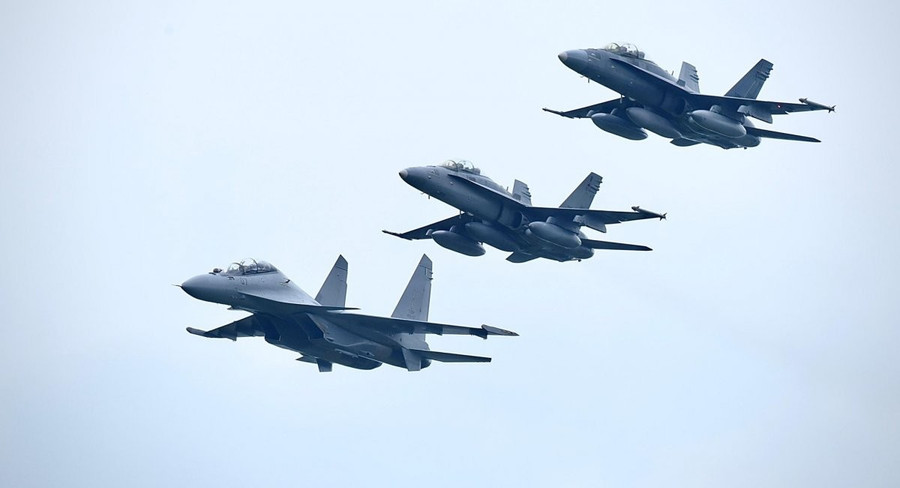 Tiêm kích F/A-18 và Su-30MKM của Không quân Malaysia. d9d67a0db283bd22.jpg