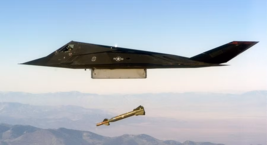 Vì sao F-117 Nighthawk huyền thoại sẽ còn bay ít nhất... 26 năm sau loại biên?
