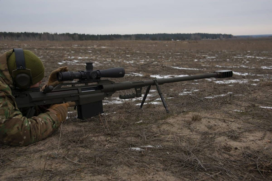 Lính bắn tỉa Ukraine với khẩu súng trường cỡ lớn Alligator. strilba-z-velykokalibernoyi-gvyntivky-aligator.jpg