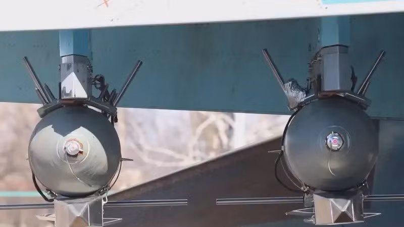 Phát triển vũ khí tầm xa lai giữa bom hàng không và tên lửa chiến thuật