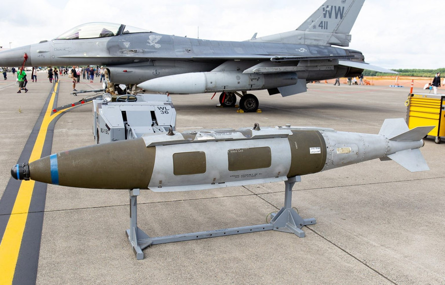 Bom hàng không với bộ dẫn đường JDAM và máy bay chiến đấu F-16. 53274346896-4f7fa3842a-k-1536x987.jpg