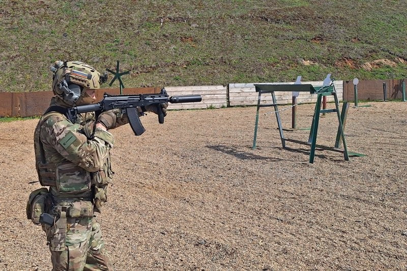 Các đơn vị đổ bộ đường không bắt đầu nhận súng carbine AK-12K nhỏ gọn