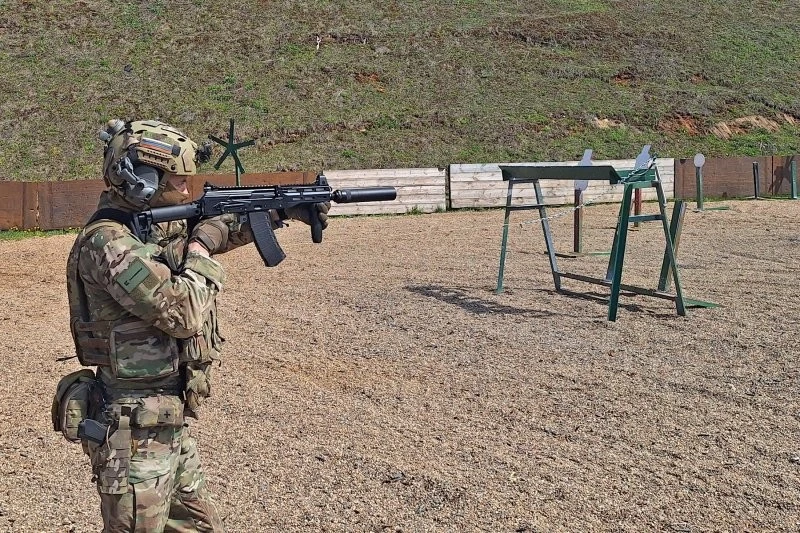 Các đơn vị đổ bộ đường không bắt đầu nhận súng carbine AK-12K nhỏ gọn