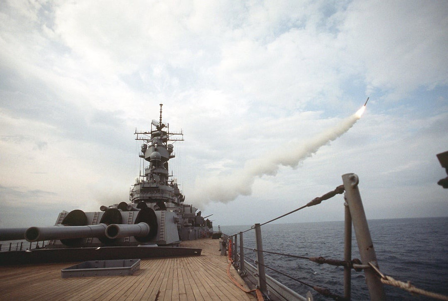 Thiết giáp hạm USS Missouri của Mỹ phóng tên lửa hành trình Tomahawk trong Chiến dịch Bão táp Sa mạc. uss-missouri-bb-63-firing-a-toma.jpg
