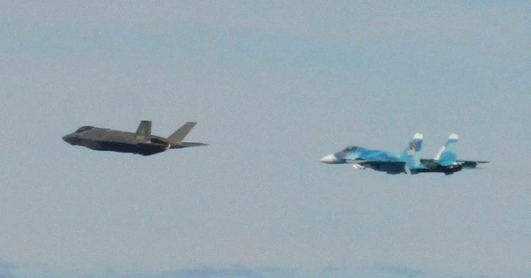 Kịch bản không chiến giữa F-35 và Su-27 lại được nhắc tới. bay-f-35-cua-italia-chan-may-bay-nga-tren-bien-baltic-trong-nhiem-vu-tuan-tra-tren-khong-cua-nato-2-1755160727456238393319-0-0-1268-2028-crop-17551607383831910917679.jpg