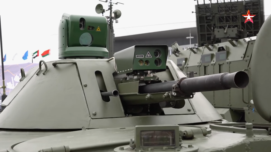 Trạm quan sát toàn cảnh và kính ngắm ảnh nhiệt của pháo thủ trên tháp pháo BTR-60MB3. znimok-ekrana-2025-07-07-145803.png