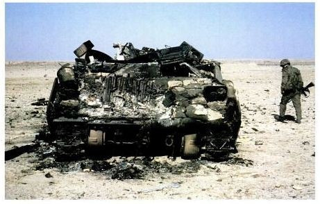 Một chiếc xe chiến đấu bộ binh M2 Bradley của Mỹ bị phá hủy vì "hỏa lực thân thiện". md4w6ahqi9071.jpg