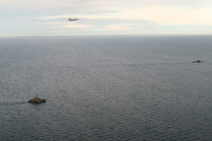 Tàu ngầm Novorossiysk được Hải quân và Không quân Thụy Điển hộ tống. 2ba68f11dd2ac501.jpg