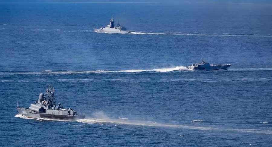 Nga triển khai 11 chiến hạm sau khi EU bắt đầu bắt giữ tàu của Hạm đội bóng tối