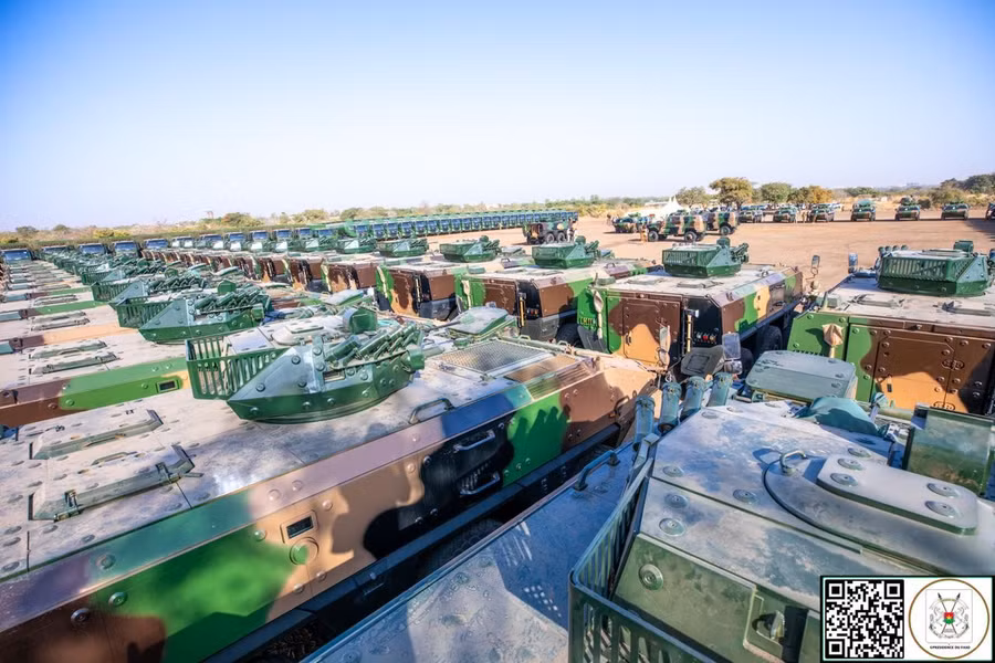 Trung Quốc bàn giao số lượng lớn xe bọc thép cho chính quyền quân sự