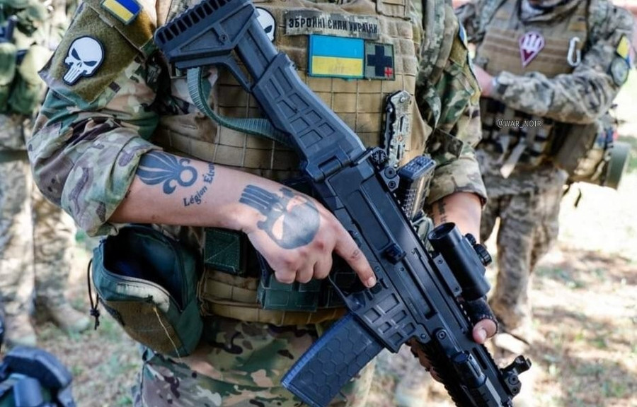 Một chiến binh của Quân đoàn Quốc tế Ukraine với khẩu CZ BREN 2. f7rmztfxqamyexh.jpg