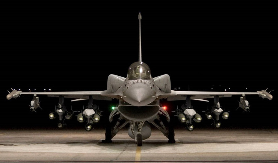 Tiêm kích F-16 với giá phóng ba TER-9/A. 8f068b1a82c840cc.jpg