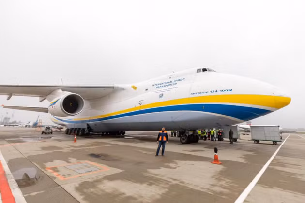 An-124 thực hiện cú hạ cánh táo bạo xuống Kyiv