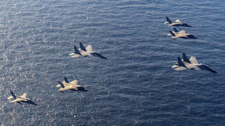 Chiến đấu cơ F-35B của Anh và Su-30MKI cùng Jaguar của Ấn Độ trong cuộc tập trận chung. brytanski-f-35b-ta-indijski-su-30mky-j-jaguar-pid-chas-spilnyh-navchan-dzherelo-korolivski-vmf-velykoyi-brytaniyi.png