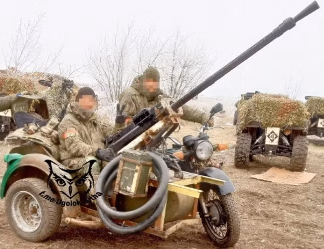 Binh sĩ đưa súng máy KPVT từ xe bọc thép chở quân sang mô tô Dnepr